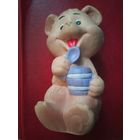 Игрушка резиновая Медведь с бочкой мёда