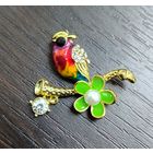 Брошь  в виде красочной птички со стразами .