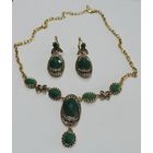 Колье и серьги с зелёными вставками имитирующее камень 80-90-е годы Италия. Длина с цепью 48 см. Размер серьги 1.9-4.8 см. В очень хорошем состоянии.