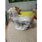 Большая статуэтка.В реставрацию.