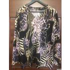 Классный джемпер на 60-62 размер, с очаровательными пчелками. Носила совсем мало, смотрится очень классно.