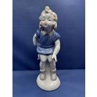 Статуэтка Девочка на пне целует   , фарфор, роспись,1949–1951гг.  Винтажная немецкая статуэтка