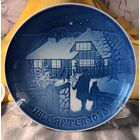Коллекционная настенная тарелка Рождество в деревне. 1973 год. Дания. 18 см.