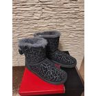 Классные натуральные угги на 40-41 р. Серый цвет.  Качественные, красивые, теплые и удобные. На полный 40-ой размер. Ношены недолго, мне на 39 размер большеваты.