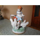 Девочка кормит кур. ФФЗ.Минск