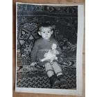 Фото ребенка с куклой. 1960-е. 9х12 см.