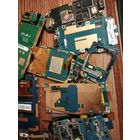 Платы от кнопочных телефонов. Много жёлтого.