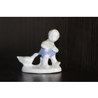 Фарфоровая статуэтка "Мальчик и гусь", клеймо.