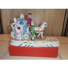 Фарфоровая статуэтка "Карета с лошадьми", длина 18.5 см., есть утраты, клеймо.