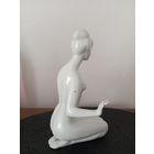 Фарфоровая статуэтка девушка. Royal Dux Богемия.