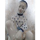 Статуэтка фарфор Гжель Девочка на катке