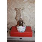 Миниатюрная, керосиновая лампа с фарфоровым основанием, высота 18 см.