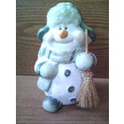 Снеговик с метлой.