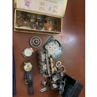 Всякая мелочь и бижутерия и серьги и часы
