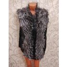 Стильная жилетка на размер 56-60 примерно, лучше ориентироваться на замеры. Указан размер 60. ПОгруди 60 см, длина 76 см. Есть шлевки под ремень. Состояние - видно на фото.  Потерся мех, можно на груд