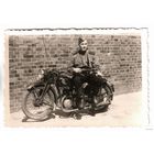 Фотография. 1945 г. Солдат с ППШ на мотоцикле