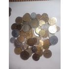100 монет разных стран . С рубля .