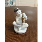 Статуэтка Фарфоровая Мальчик с виноградом . ЛФЗ . В/с