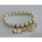 Браслет под жемчуг с кулонами. Длина 18 см. На резинки.