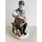 СТАТУЭТКА ФАРФОРОВАЯ " ВАСИЛИЙ ТЕРКИН ". 23*15*12 СМ. КИРОВСКИЙ ЗАВОД. СМ.ФОТО, КЛЕЙМО И ОПИСАНИЕ.