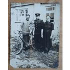 Фото групповое с велосипедом. 1950-е. 8х11 с