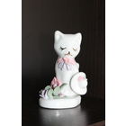 Фарфоровая статуэтка "Кошечка с цветами".