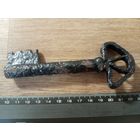 Большой, кованый, старинный ключ.