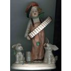 Германия фарфоровая клоун с гармошкой и собачками  20-40 годы