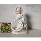 Статуэтка девочка с обручем