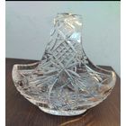 Хрустальная ваза корзинка размеры высота без ручки 7см с ручко 16см ширина 17 см. без сколов и трещин .