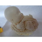 Малыш в корзинке. Гипс? Европа. Старт с 10 руб.