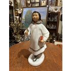 "Девочка-якутка с цветком", ЛФЗ, фарфор. 1970-1986 г.г. Автор С. Велихова. Высота 20 см.