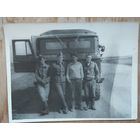 Солдатское фото у автомашины. 1970-80е. 9х12 см