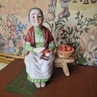 Статуэтка фарфоровая бабушка на лавке