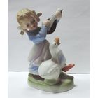 Статуэтка фарфоровая "Девочка танцует с гусем" 80-е годы Европа. Высота 12.5 см.