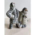 СТАТУЭТКА ФАРФОРОВАЯ " ЗИМНИЙ ДВОРИК. СЕСТРИЧКИ (С ПОЗОЛОТОЙ) ". 11*9*4 СМ. ПОЛОННОЕ. СМ.ФОТО И ОПИСАНИЕ.