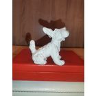Фарфоровая статуэтка "Шотландский терьер", высота 8 см., клеймо, без сколов и трещин.