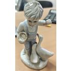 Фарфоровая статуэтка  - мальчик кормит гусей. 14 см