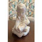 Статуэтка Мальчик одевает сандали . Песочное