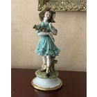 Статуэтка Девочка с цветами Capidimonte Италия винтаж