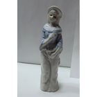 Статуэтка фарфоровая "Девушка" 80-е годы Европа. Высота 16 см.