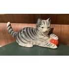 Котик с мячиком