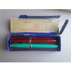 2 чернильные ручки и 2 футляра