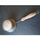 Ситечко для чая, старое, деревянная ручка, длина 19 см., верх. диаметр 7 см., высота чаши 3 см., без дефектов