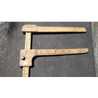 Старый прибор-вилка для измерения диаметра бревна