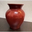 Небольшая винтажная керамическая  ваза насыщенного красного цвета.