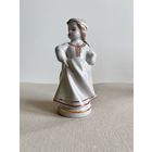 СТАТУЭТКА ФАРФОРОВАЯ "ЛАТВИЙСКАЯ ДЕВОЧКА В НАЦИОНАЛЬНОМ КОСТЮМЕ. НАРОДНЫЙ ТАНЕЦ.". 12,5*6*6 СМ. РИГА. РИЖСКИЙ ФФЗ. 1950-1960 ГОДА. 1 СОРТ. КРАСНОЕ КЛЕЙМО. С ПОЗОЛОТОЙ! СМ.ФОТО, КЛЕЙМО И ОПИСАНИЕ.