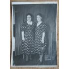 Фото двух женщин. 1955 г. 8х12 см.