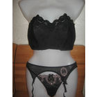 Фирменный комплект нижнего белья: из бюсте,трусиков и пояса для чулков-размер 40-42.