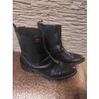 Стильные полусапоги в англ стиле на 38-39 размер, по стельке примерно 26,5см. Качественная мягкая натуральная кожа. Цвет черный. Подойдет и на широкую ногу. Польской фирмы, приобретала в Польше. Носил